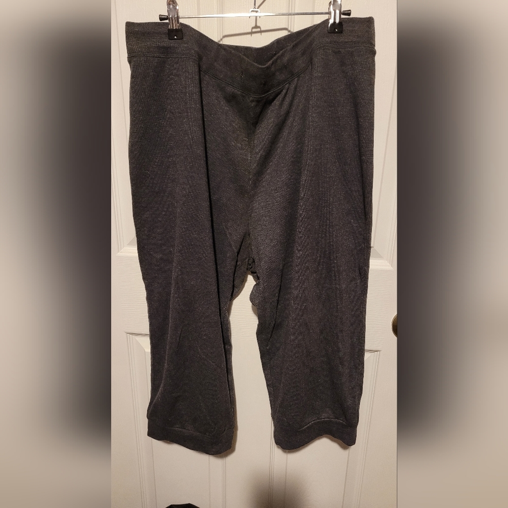 3x Charcoal gray capri length joggers